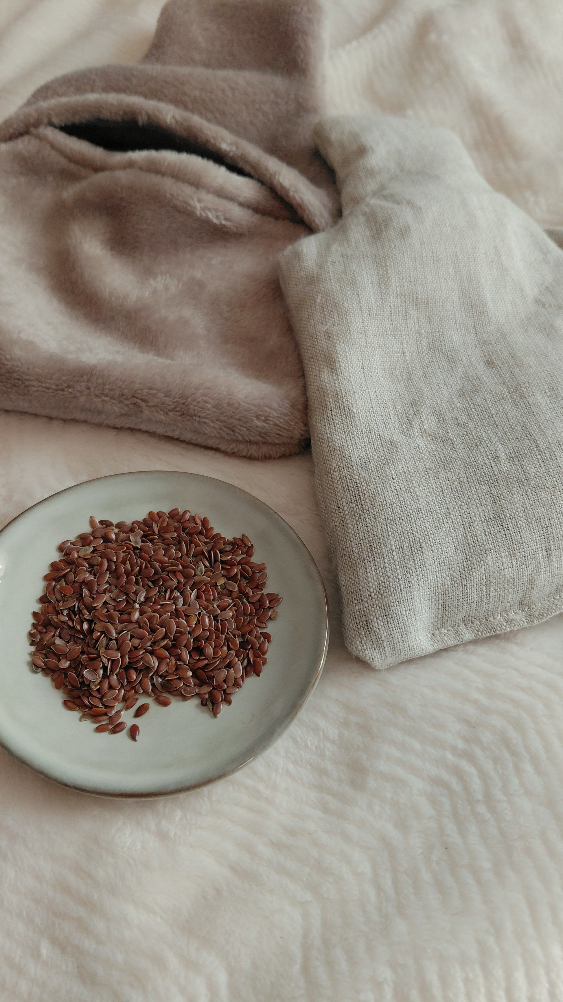 Bouillotte seche grand format avec housse en polaire minky et sac de graines de lin à l'intérieur à réchauffer. Parfait pour l'automne/ hiver pour se réchauffer ou détendre une douleur musculaire