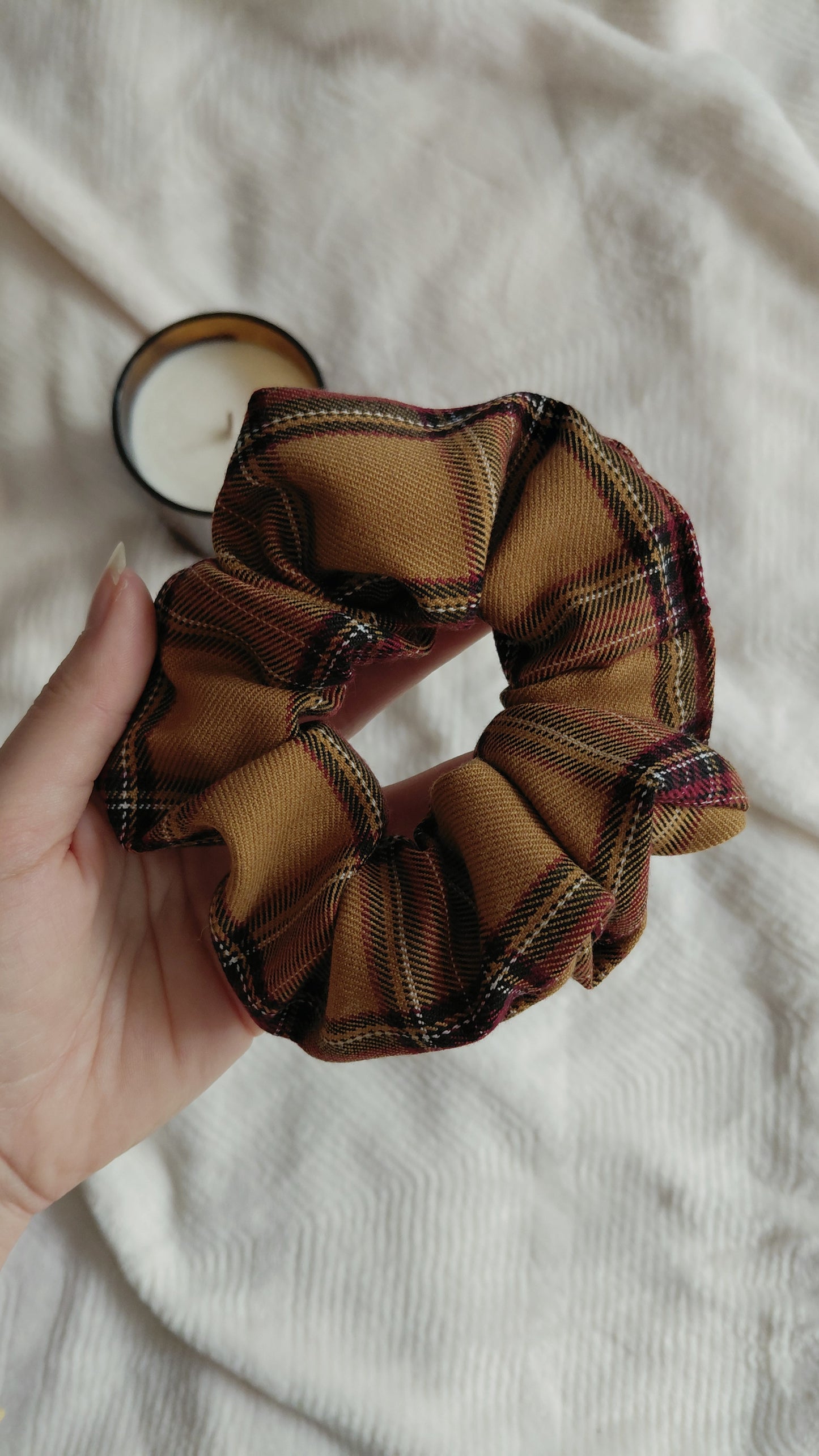Chouchous de la collection Automne. Disponibles en plusieurs coloris : gaze de coton écru avec pampilles dorées, tartan marron ou tartan vert 