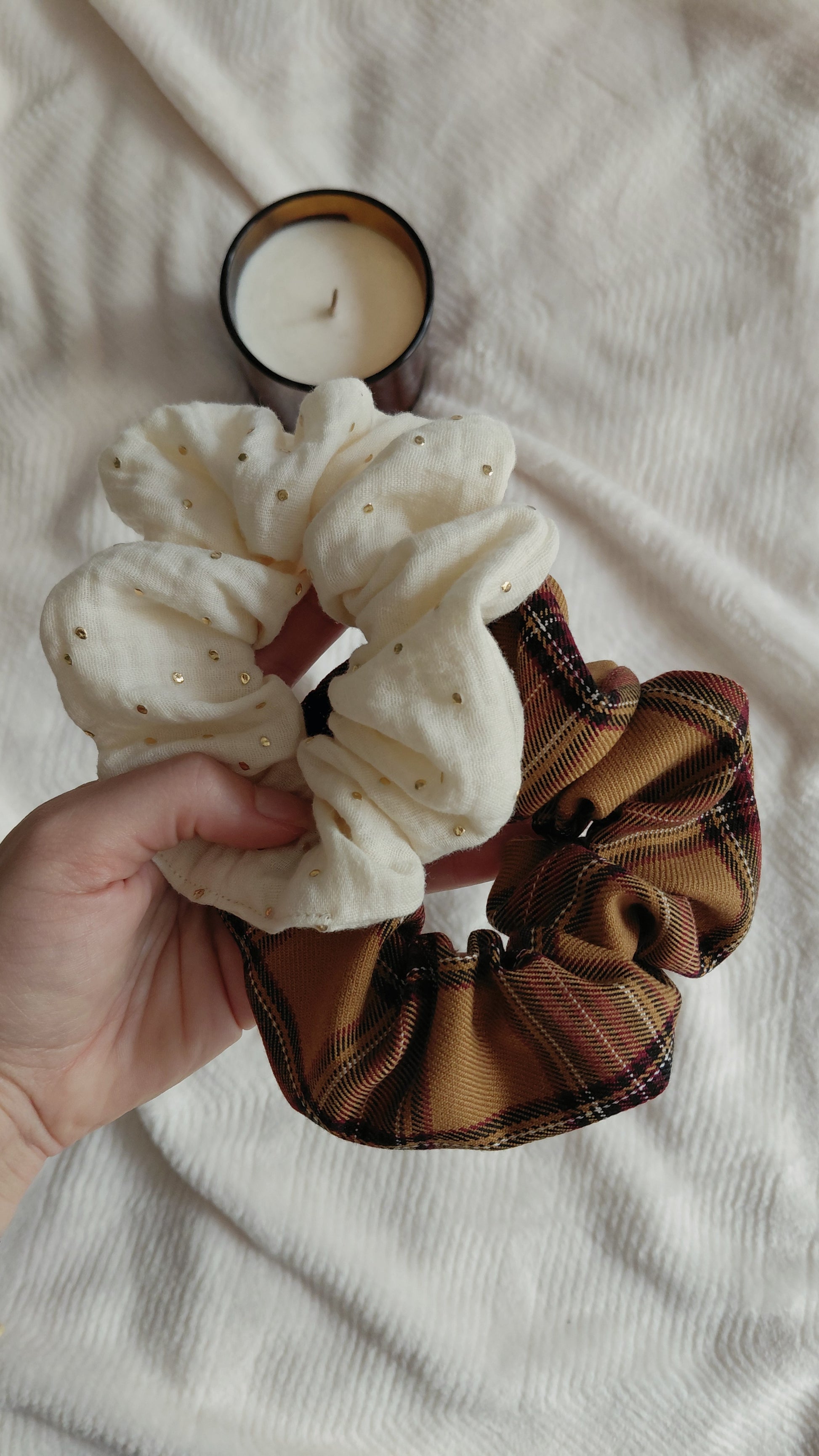 Chouchous de la collection Automne. Disponibles en plusieurs coloris : gaze de coton écru avec pampilles dorées, tartan marron ou tartan vert 