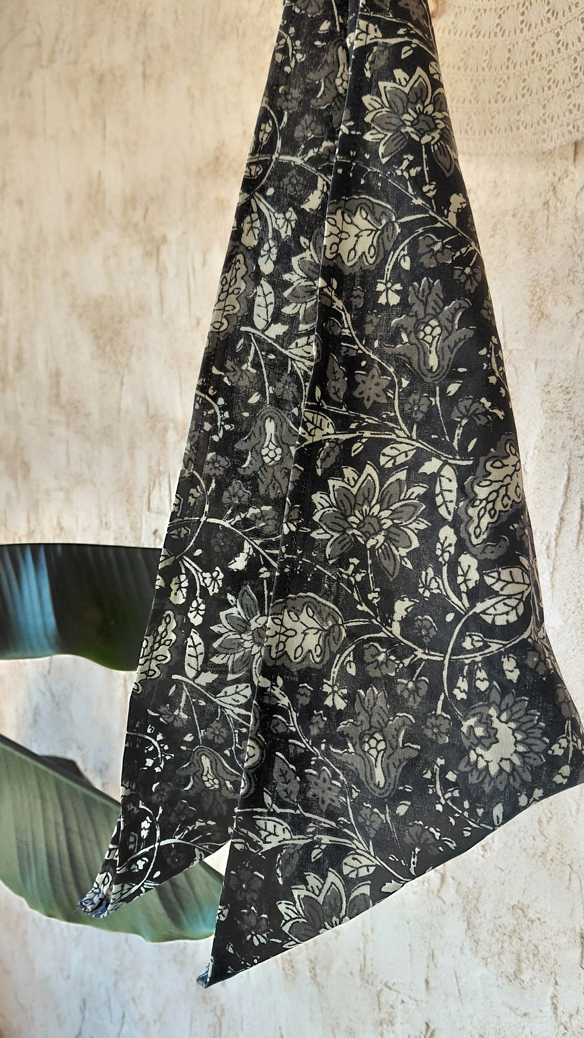 Foulard d'été noir en batik avec motifs à fleurs blanches