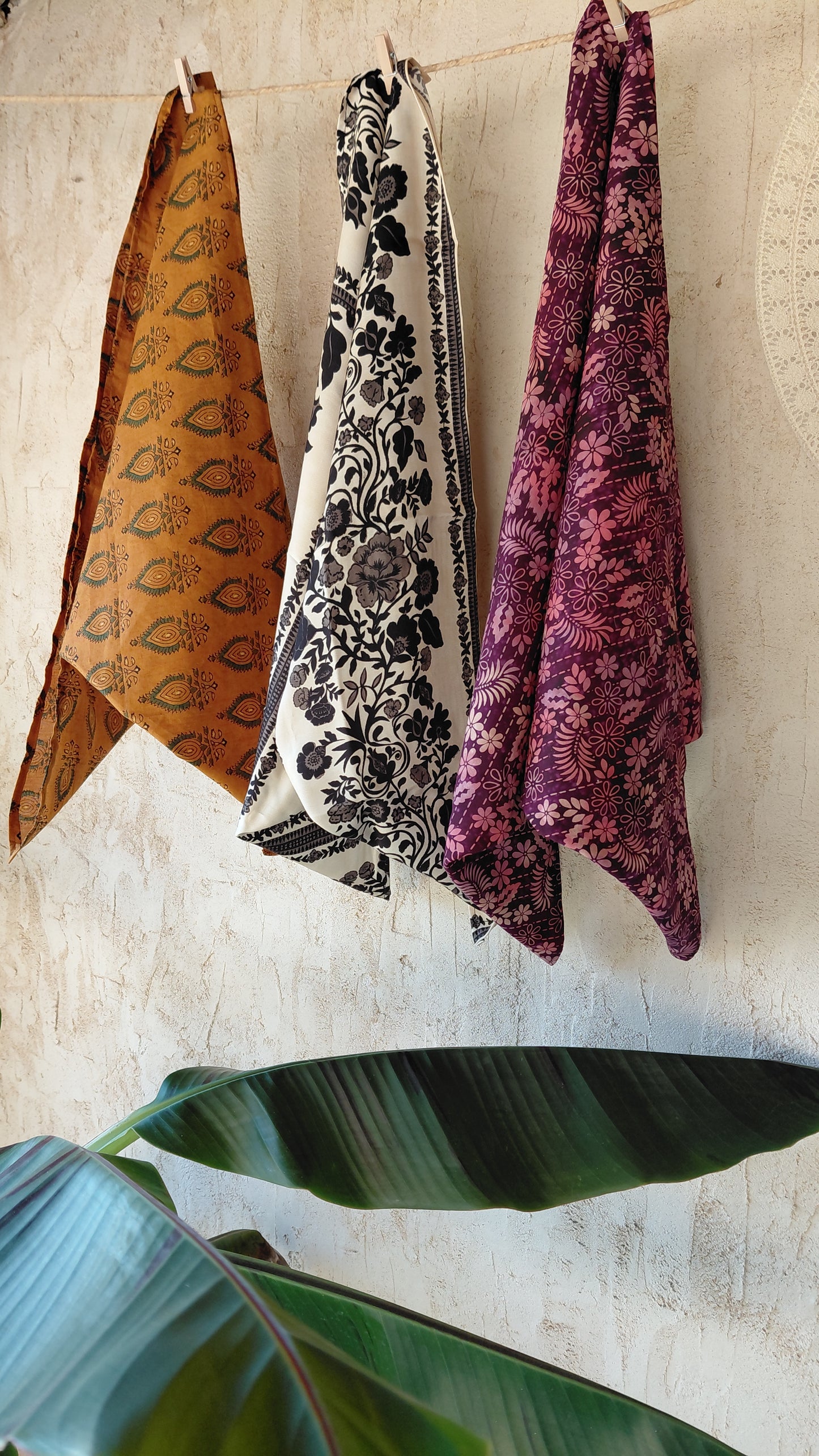Nouveauté estivale, les foulards. De plusieurs coloris et motifs, ils sont parfaits pour accessoiriser une coiffure.