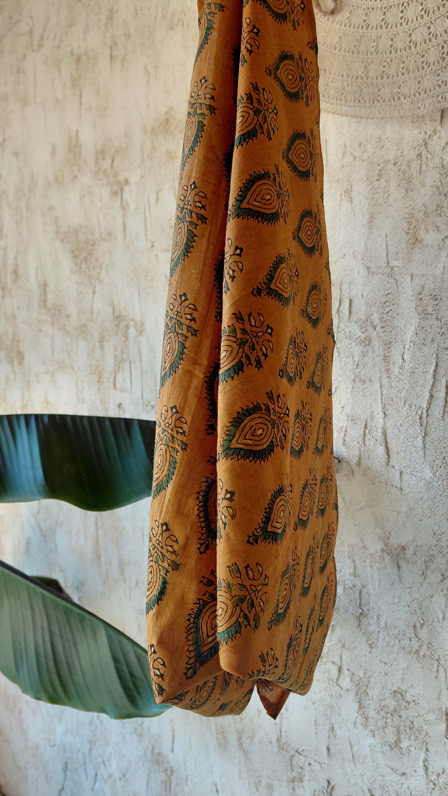 Foulard été en coton batik de couleur ocre avec motifs indien de couleur vert
