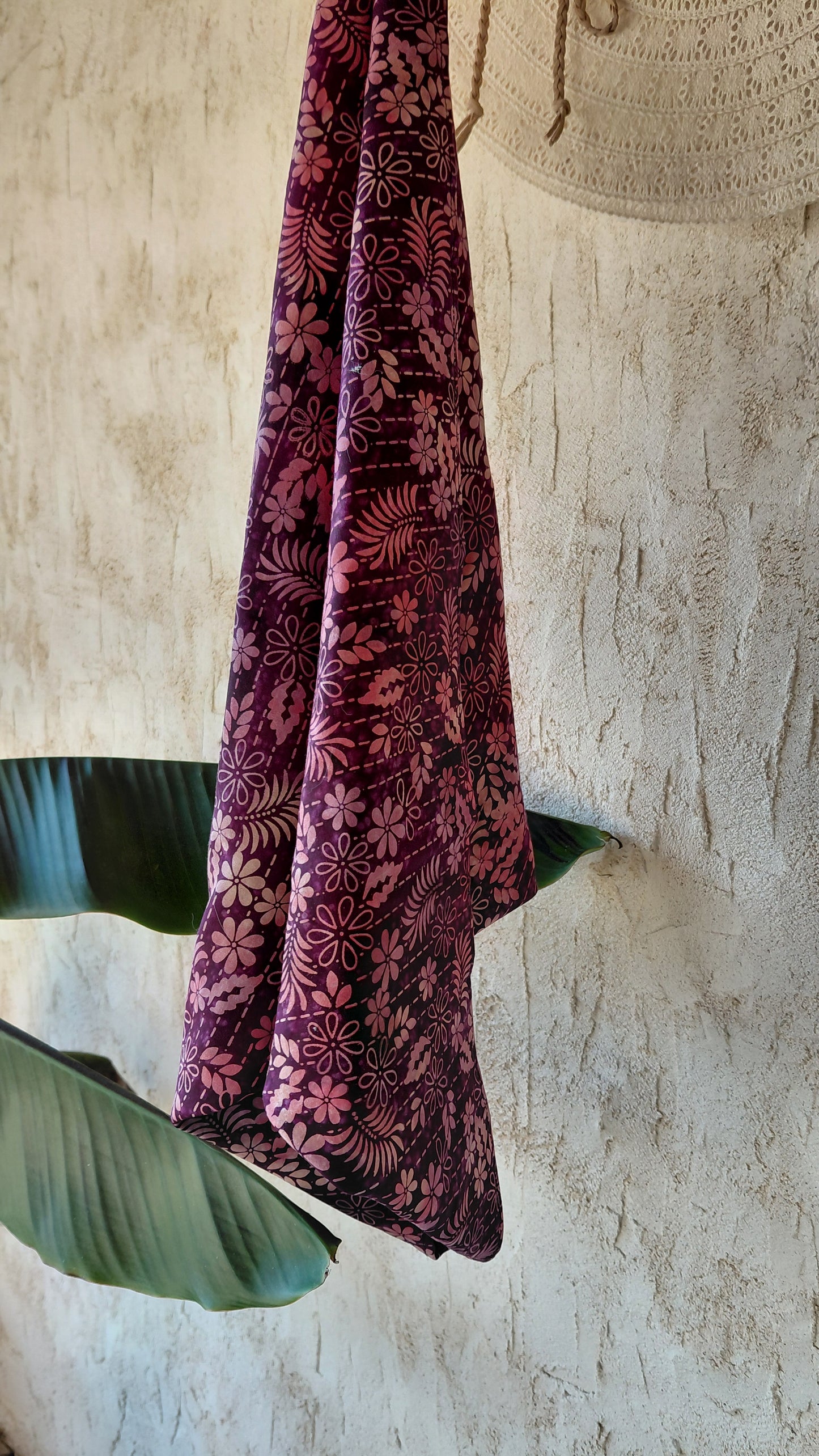 Foulard été en batik de viscose de couleur violet aux motifs fleuris rose 