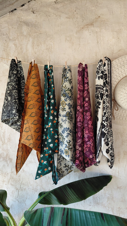 Nouveau foulards d'été, plusieurs coloris disponibles : écru et noir, vert, ocre, violet et rose, noir... 
Accessoire parfait pour l'été, à mettre dans les cheveux (bandana, foulard, bandeau, dans le chignon), autour du cou, autour du sac...