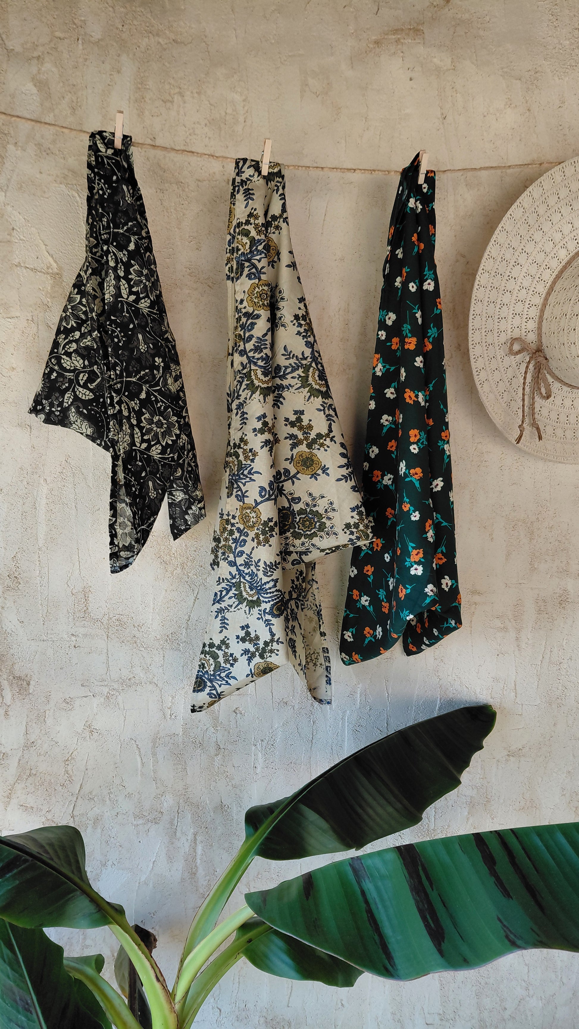 Nouveaux foulards d'été en coton batik ou viscose. Accessoire idéal pour l'été, à mettre dans les cheveux, autour du cou ou même autour du sac.