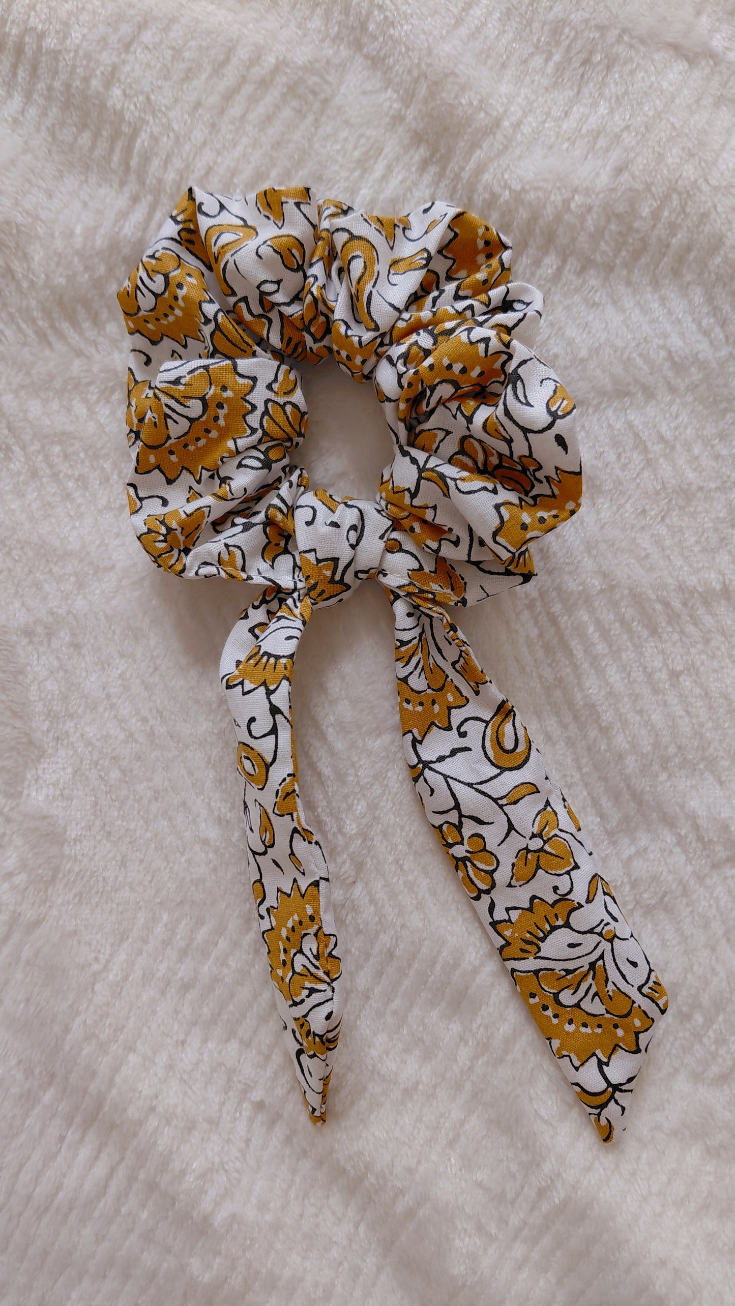 Foulchie à motifs fleurs de couleur ocre 