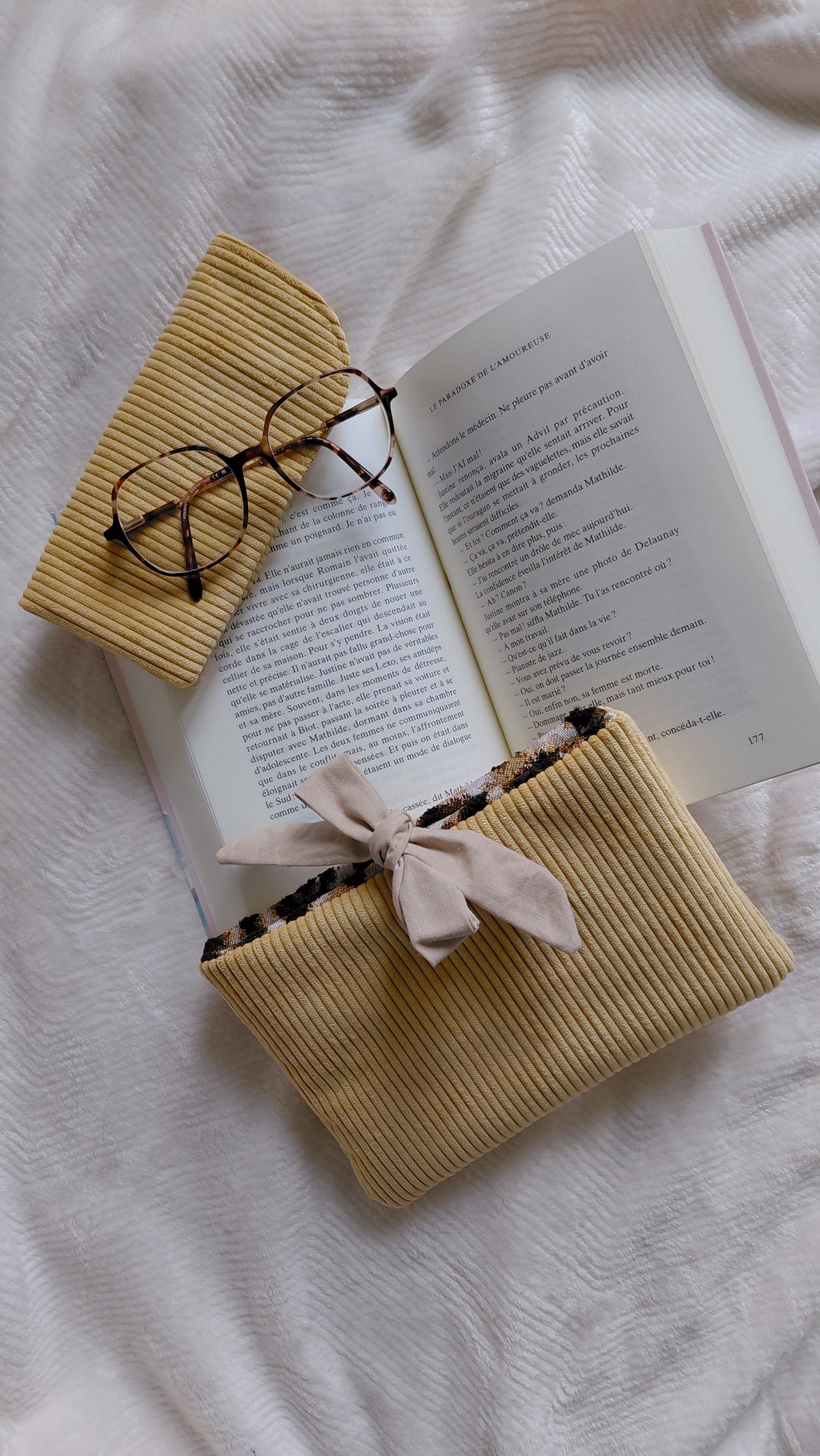 Pack lecture composé d'une pochette à livre en velours jaune pale et interieur en coton à motifs léopard et d'une pochette à lunettes assortie