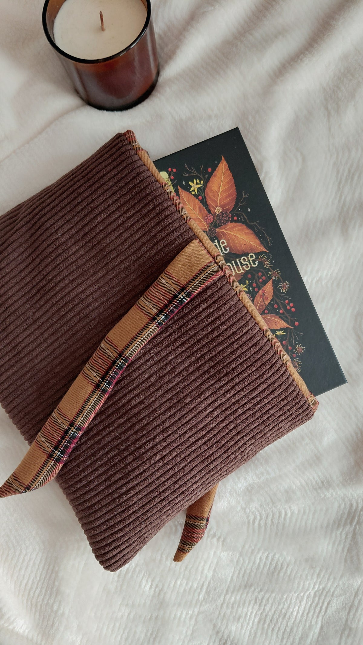 Pochette à livre format broché de la collection Automne, en velours côtelé chocolat et intérieur en tartan marron. Permet d'emmener ses lectures partout sans les abîmer. 