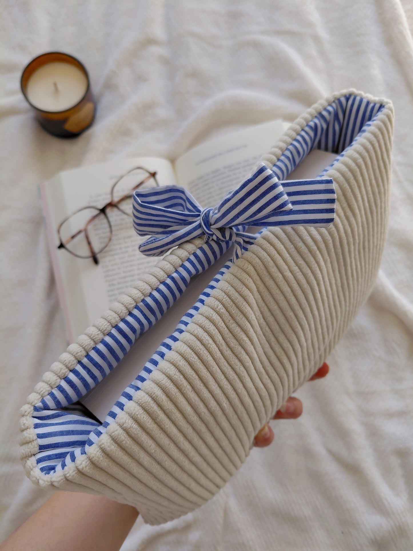 Pochette à livre au format broché en velours écru et intérieur à rayures blanc et bleu avec fleurs brodées 