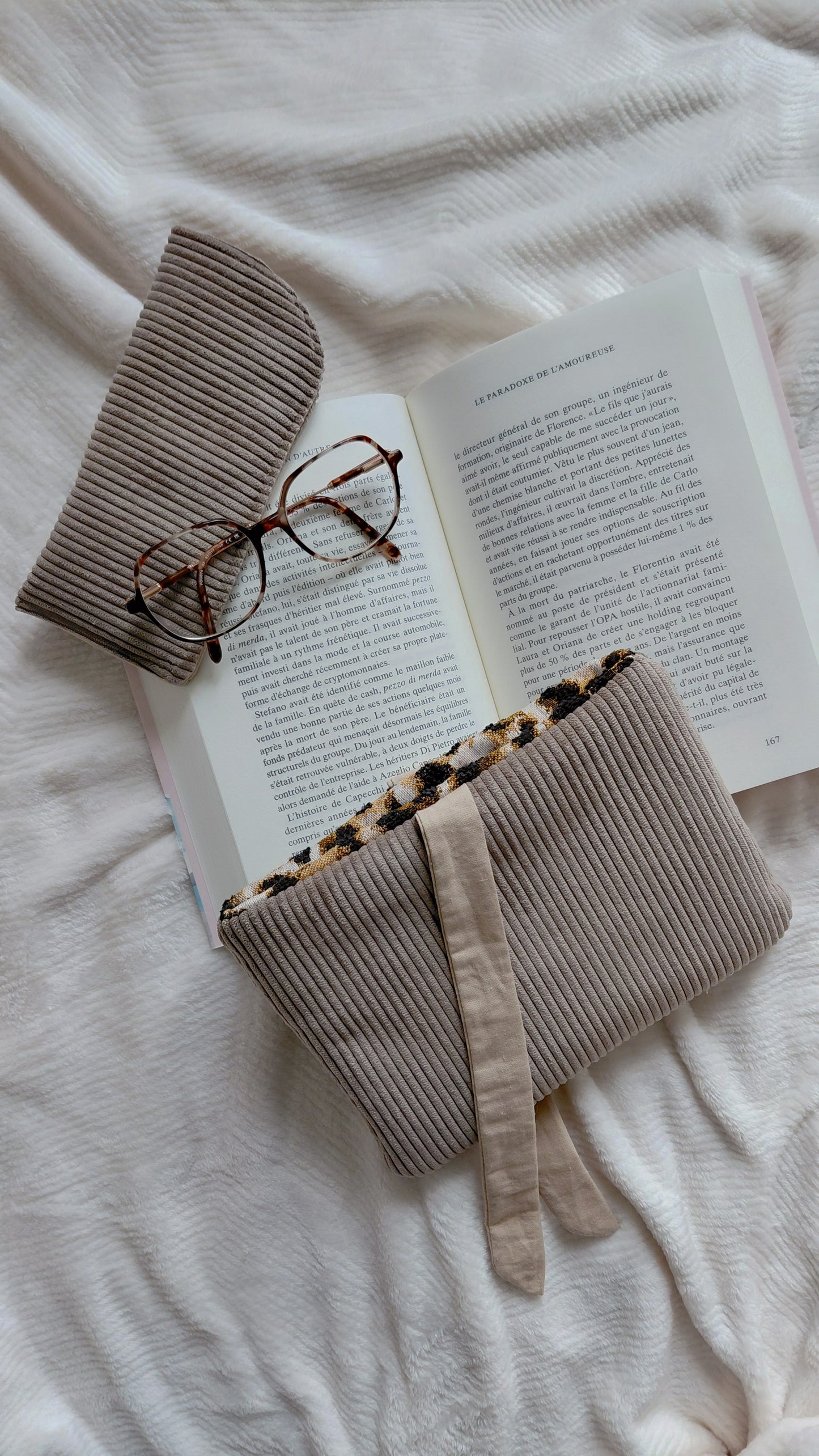 Pochette à livre format poche en velours côtelé taupe et intérieur léopard en coton