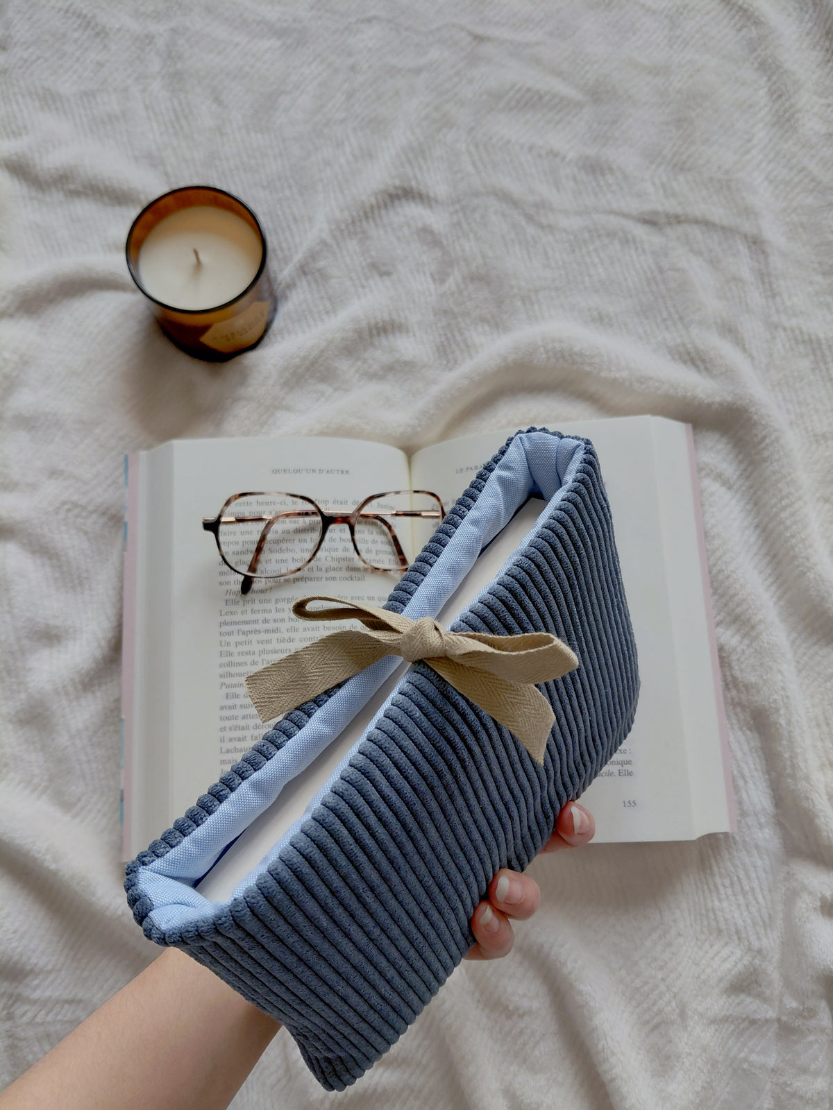 Pochette a livre en velours bleu et son intérieur assorti en coton bleu ciel 