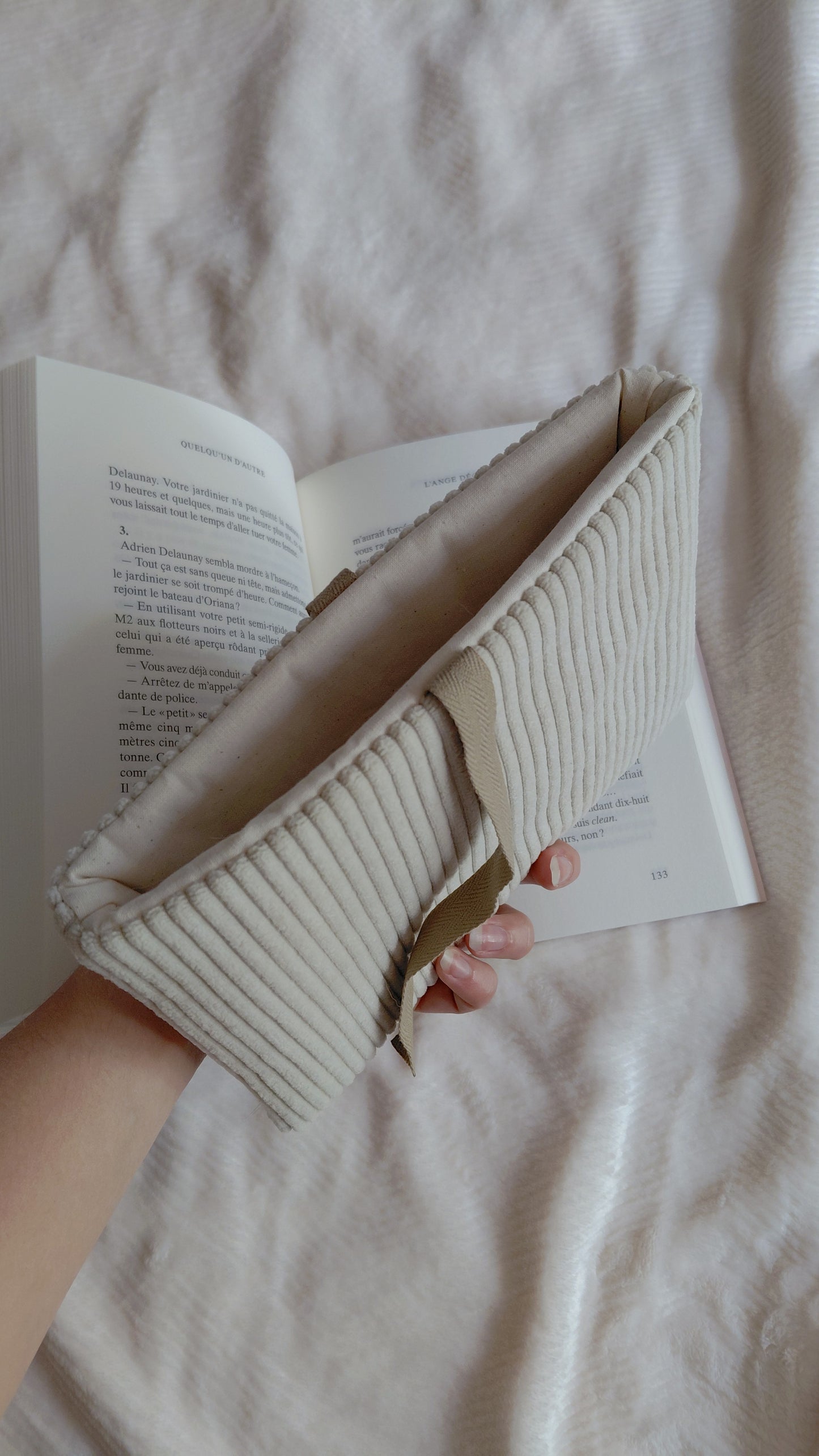 Pochette a livre en velours côtelé de couleur ecru et interieur en coton assorti uni beige 
