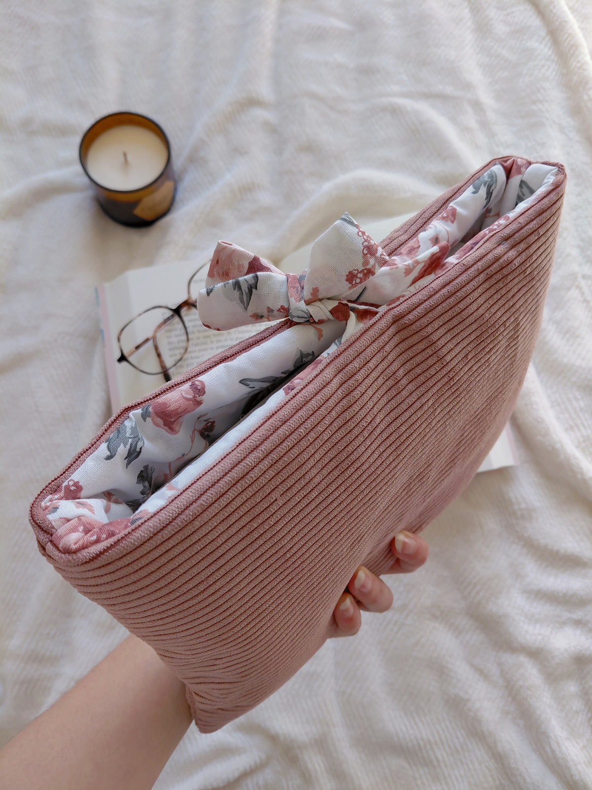 Pochette à livre en velours côtelé de couleur vieux rose avec intérieur en coton assorti fleuri rose 