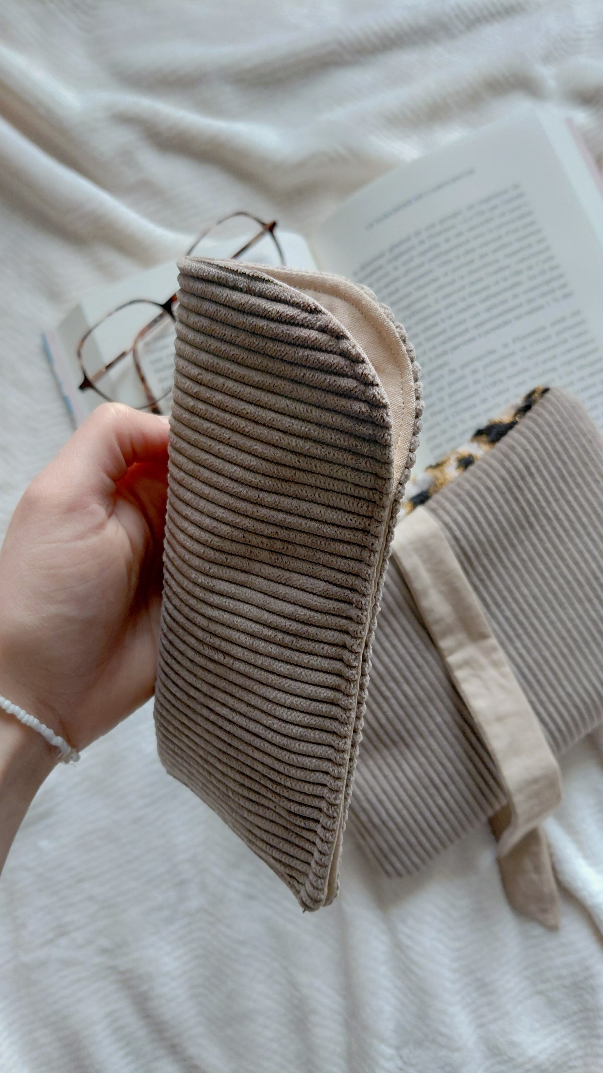 Pochette à lunettes en velours de couleur taupe et interieur en coton uni beige 