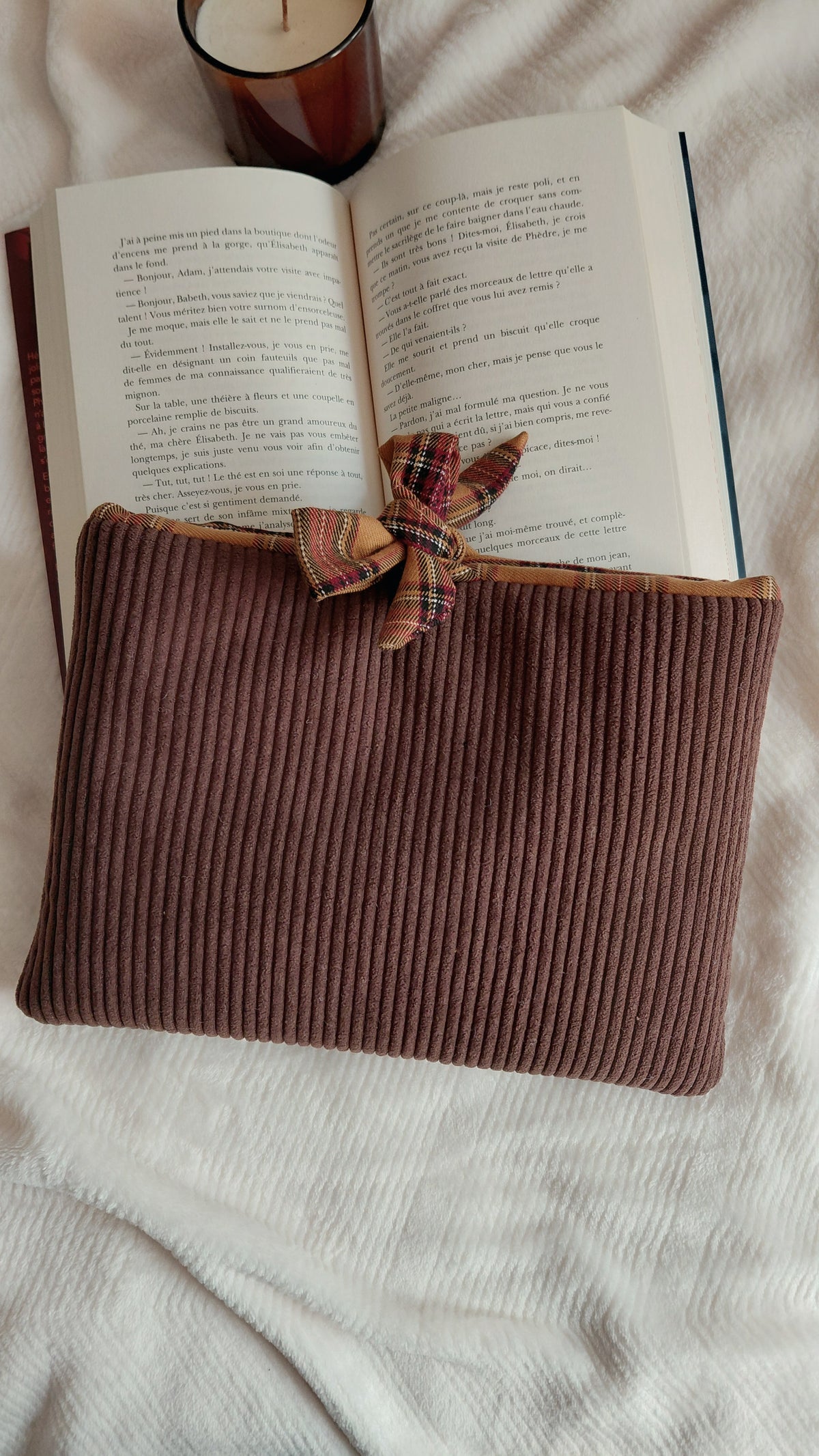 Pochette à livre format broché de la collection Automne, en velours côtelé chocolat et intérieur en tartan marron. Permet d'emmener ses lectures partout sans les abîmer. 