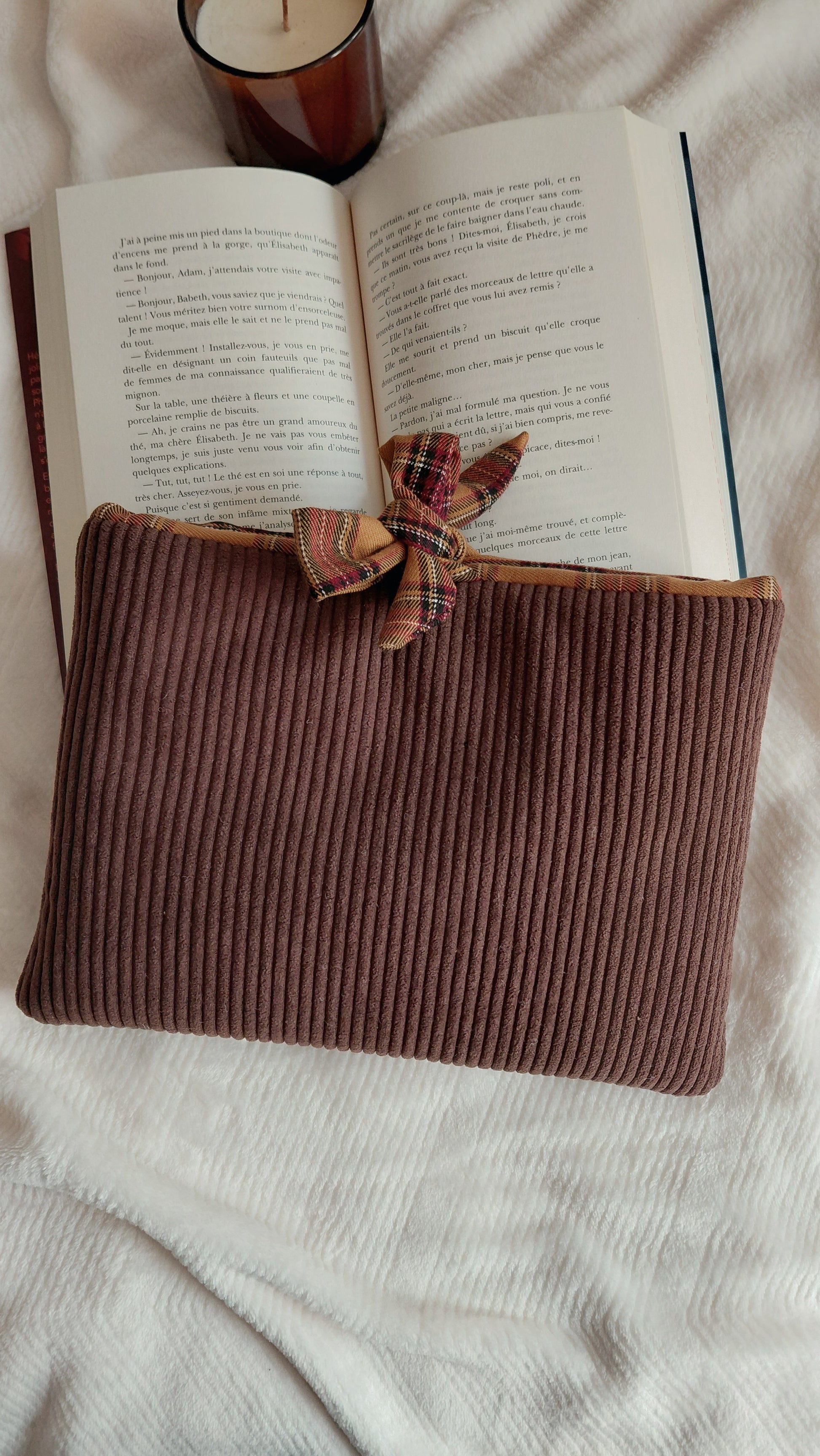 Pochette à livre format broché de la collection Automne, en velours côtelé chocolat et intérieur en tartan marron. Permet d'emmener ses lectures partout sans les abîmer. 