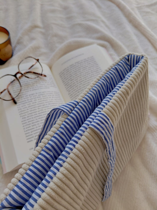 Pochette à livre format broché en velours et à rayures. Parfaite pour transporter ses lectures sans les abîmer 