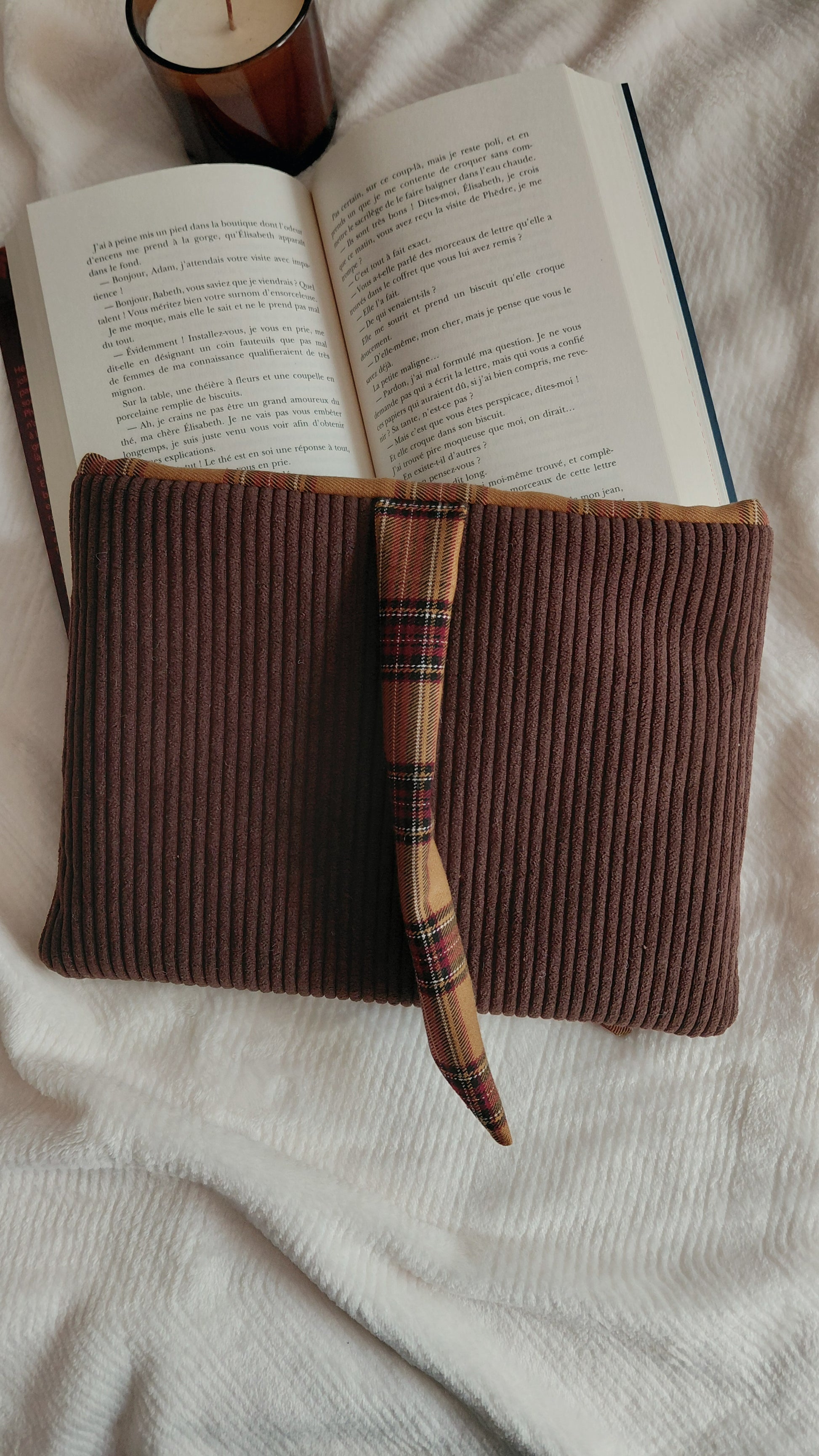 Pochette à livre format broché de la collection Automne, en velours côtelé chocolat et intérieur en tartan marron. Permet d'emmener ses lectures partout sans les abîmer. 