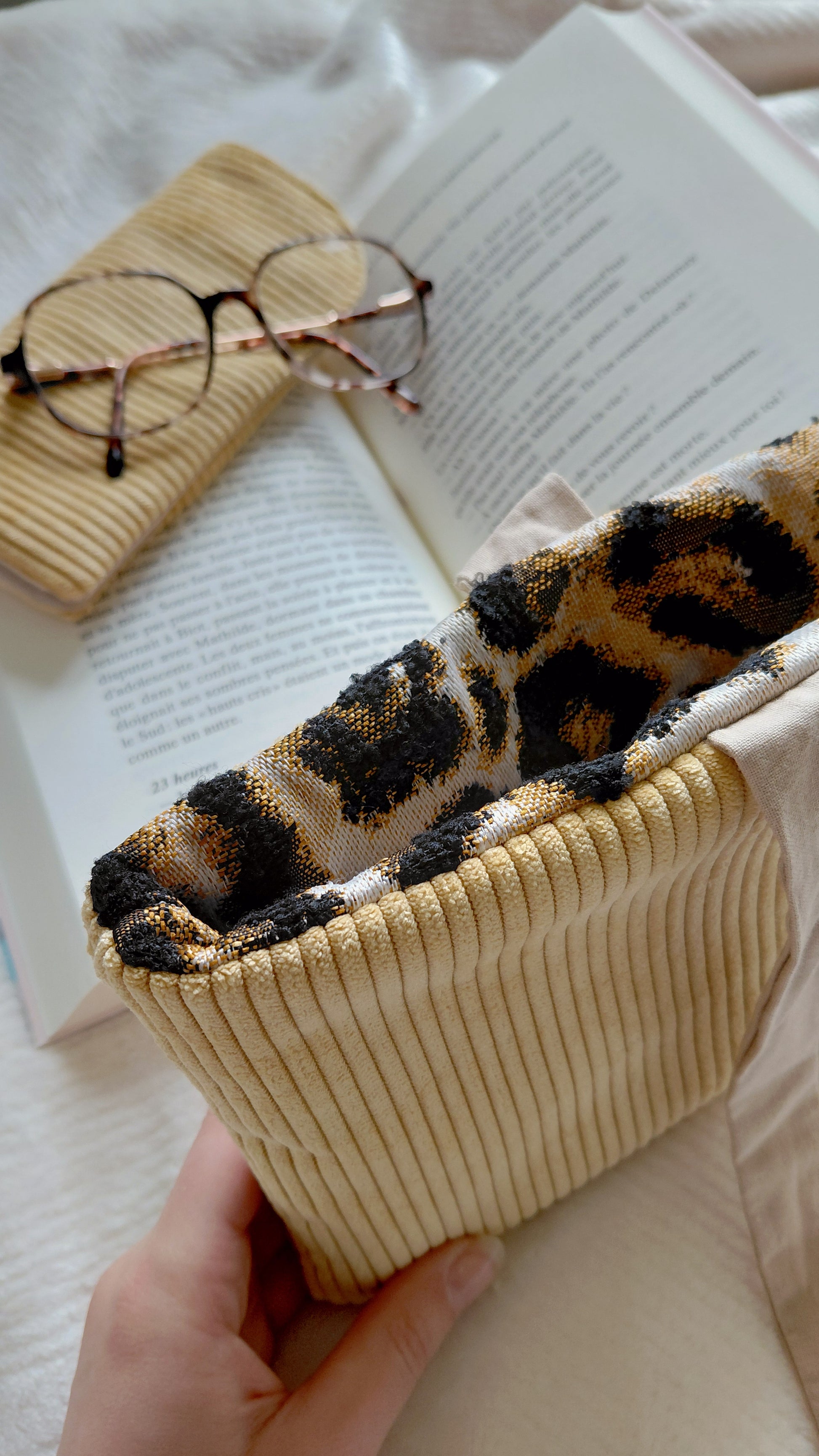 Pochette à livre de poche en velours jaune pale et son intérieur en coton à motifs léopard 