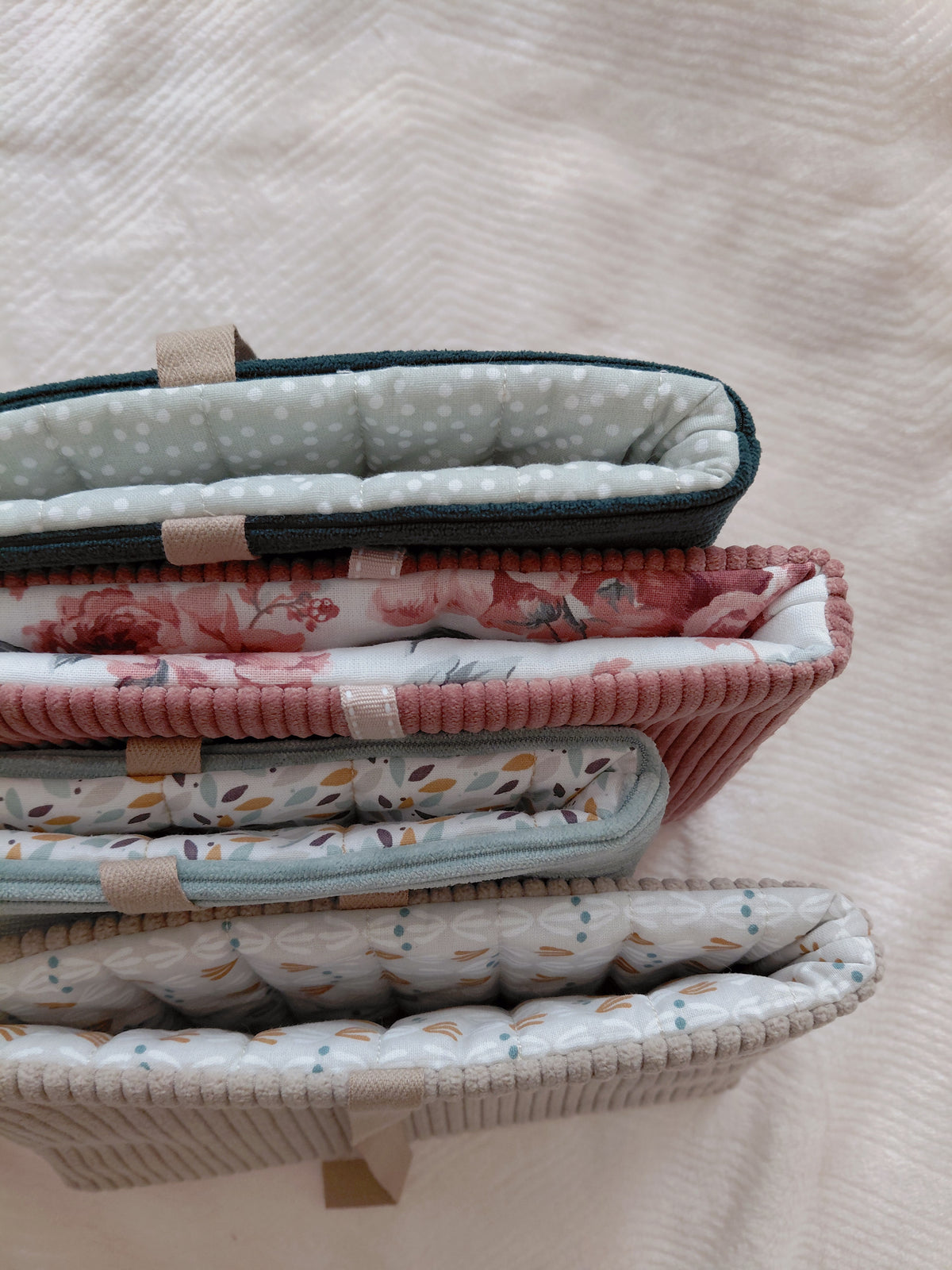 Pochettes à livre en velours côtelé de plusieurs couleurs. Beige, rose, bleu ou vert d'eau avec leur intérieur assortis