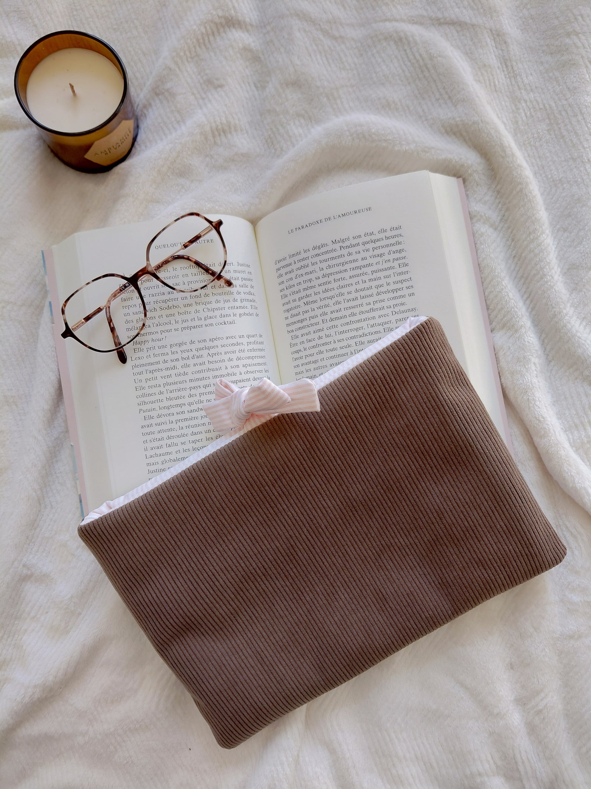Pochette à livre au format broché en velours couleurs chocolat / marron et interieur en coton à rayures couleurs pêche 
