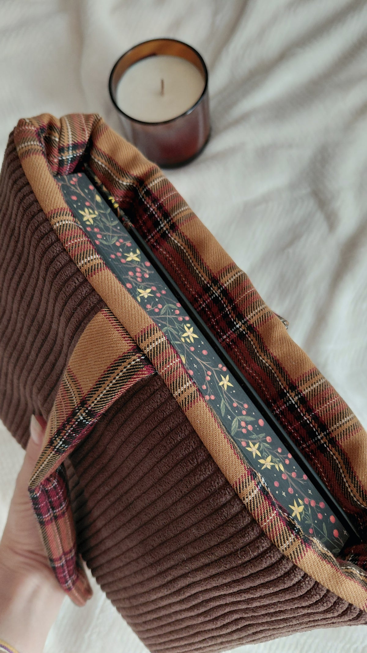 Pochette à livre format broché de la collection Automne, en velours côtelé chocolat et intérieur en tartan marron. Permet d'emmener ses lectures partout sans les abîmer. 