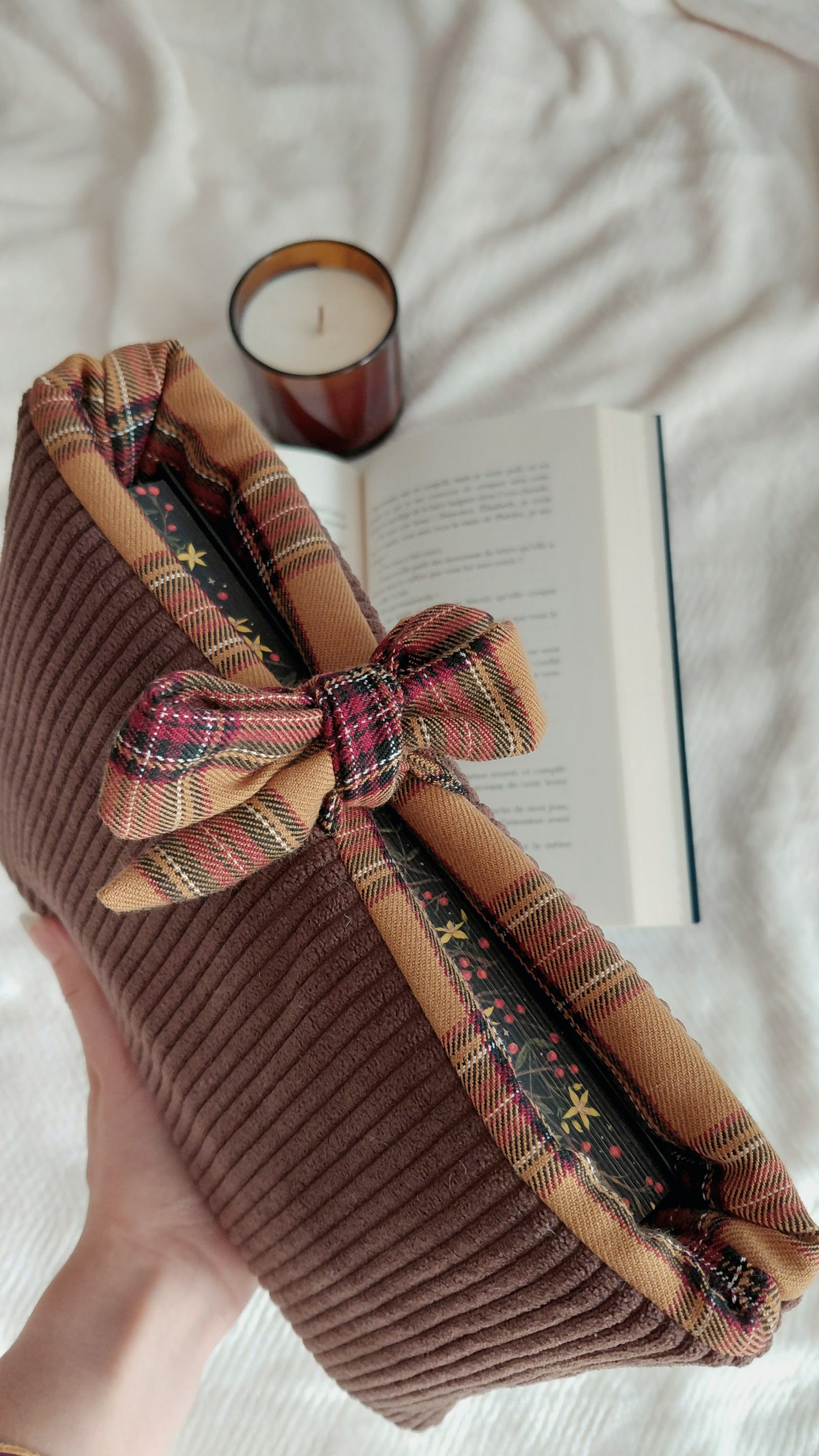 Pochette à livre format broché de la collection Automne, en velours côtelé chocolat et intérieur en tartan marron. Permet d'emmener ses lectures partout sans les abîmer. 