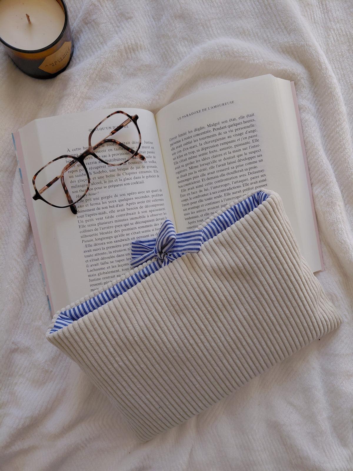 Pochette à livre format broché en velours côtelé écru et intérieur à rayures brodé de fleurs 