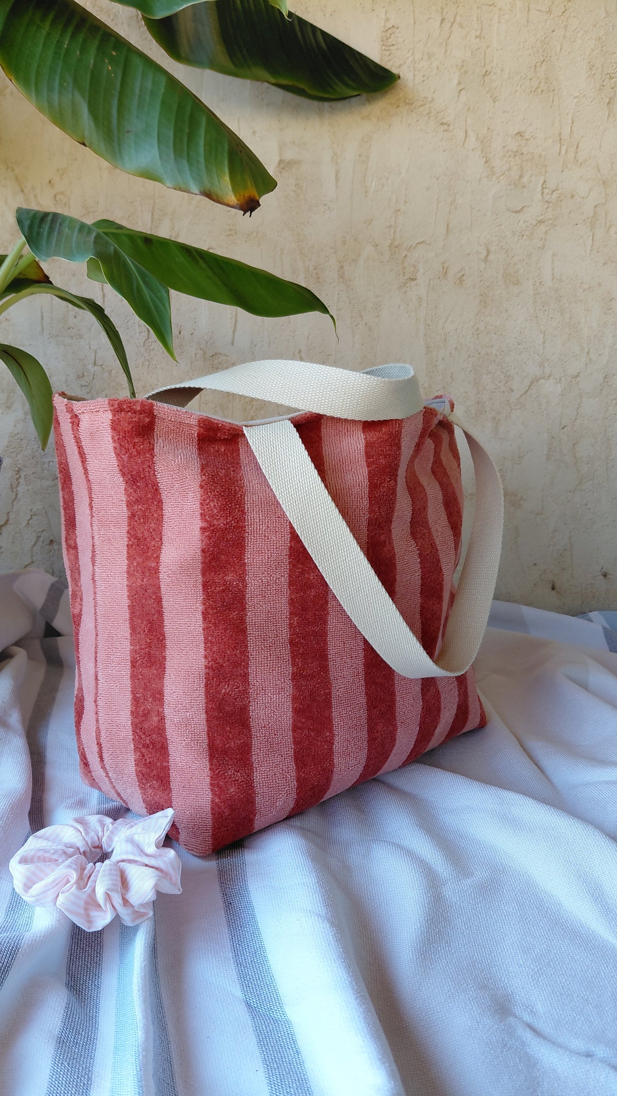 Sac de plage en éponge bambou de couleur corail à rayures